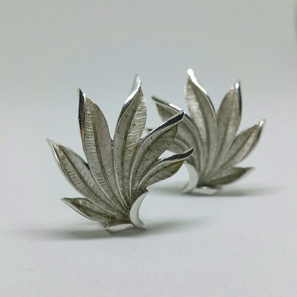 Vintage Trifari silvertone leaf clip on earrings - Picture 2 of 7